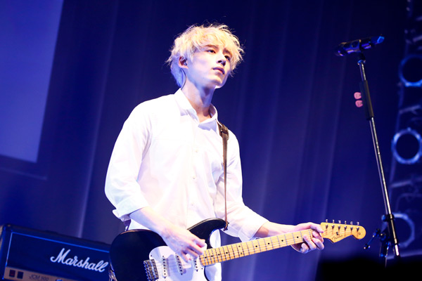 ギターを弾く坂口健太郎、映画『君と１００回目の恋』The STROBOSCORPの一夜限りの生ライブつきスペシャル上映会