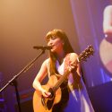 ギターを弾くmiwa、映画『君と100回目の恋』The STROBOSCORPの一夜限りの生ライブつきスペシャル上映会