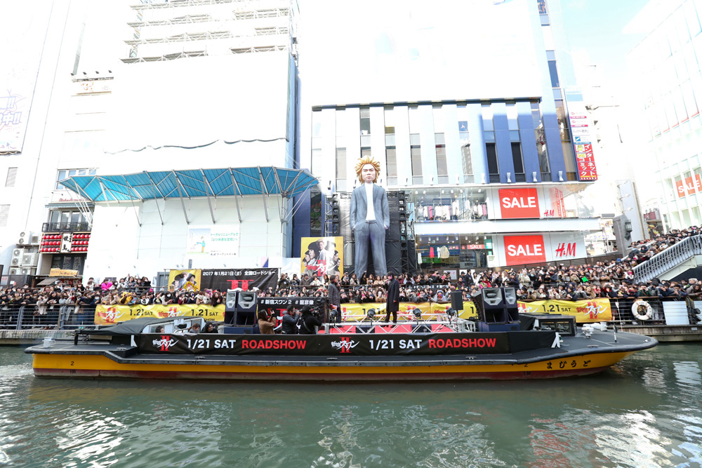 綾野剛、大阪道頓堀にサプライズ登場ゲリライベント