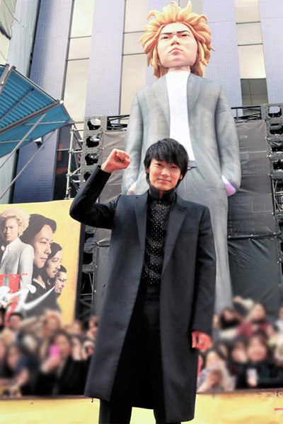 綾野剛、映画『新宿スワンⅡ』龍彦像in道頓堀川