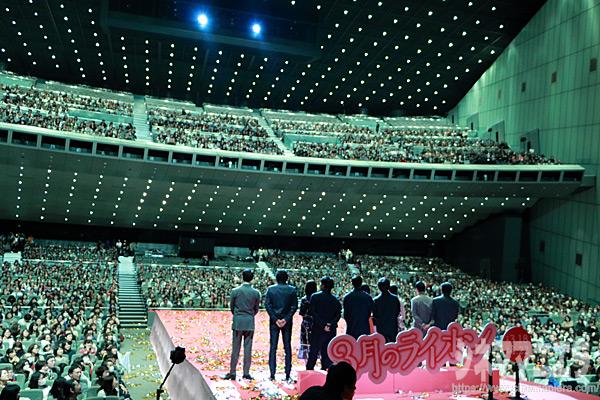 客席に向けて挨拶する神木隆之介、見守るご一行。映画『3月のライオン』前編完成披露試写会にて