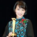 トロフィーを手にしたのん、2016年 第90回キネマ旬報ベスト・テン授賞式にて