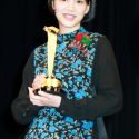 のん、キネマ旬報トロフィーを手に笑顔を見せる