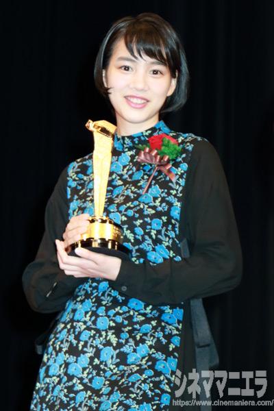 のん、キネマ旬報トロフィーを手に笑顔を見せる