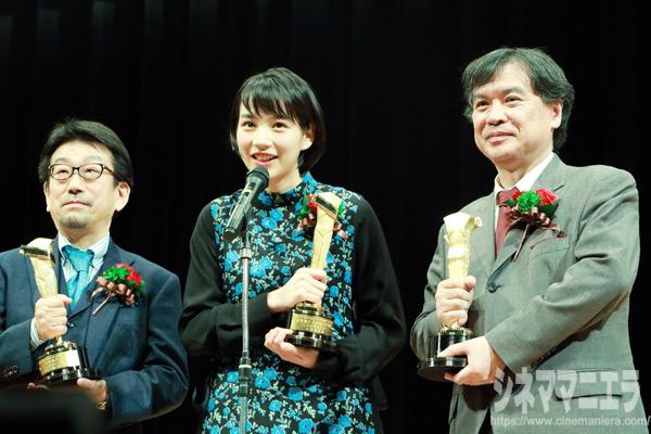 左からトロフィーを手にした真木プロデューサー、のん、片渕監督