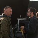 ケヴィン・コスナーとアリエル・ヴロメン監督、映画『クリミナル 2人の記憶を持つ男』撮影現場にて