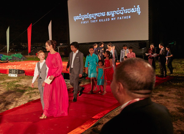 アンジェリーナ・ジョリー、映画『ファースト・ゼイ・キルド・マイ・ファーザー（原題）』カンボジアプレミアに６名の子どもたちと参加