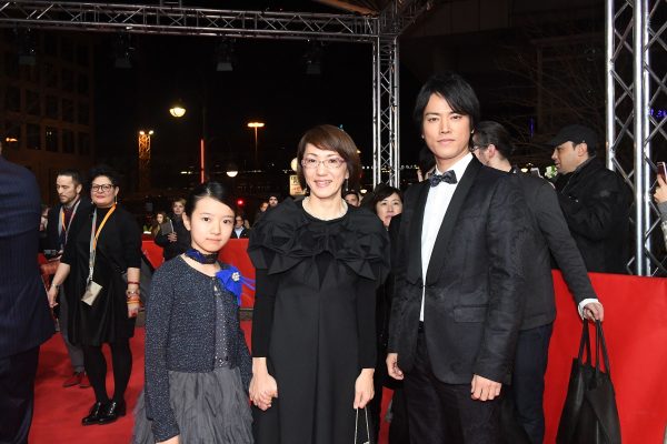 左から柿原りんか、荻上直子監督、桐谷健太、ベルリン国際映画祭レッドカーペットにて