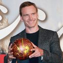 「エデンの果実」ボールを手にしたマイケル・ファスベンダー