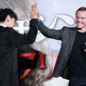 斎藤工とマイケル・ファスベンダーがハイタッチで共演を約束