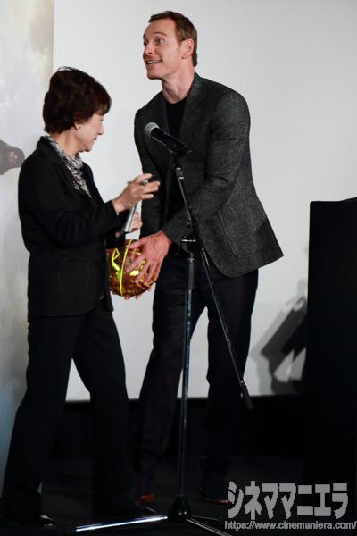 マイケル・ファスベンダーが「エデンの果実」を放り投げ、斎藤工へのパスを決める