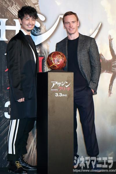 左から斎藤工、マイケル・ファスベンダー、映画『アサシン クリード』スペシャル・スクリ－ニング舞台挨拶
