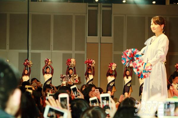 広瀬すず、スマホ撮影する観客！後方はTeamJCDAのみなさん、映画『チア☆ダン』完成披露試写会にて