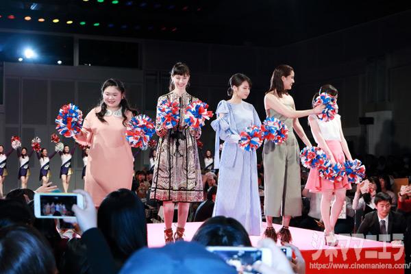 中央ステージ左から富田望生、中条あやみ、広瀬すず、山崎紘菜、福原遥、映画『チア☆ダン』完成披露試写会にて