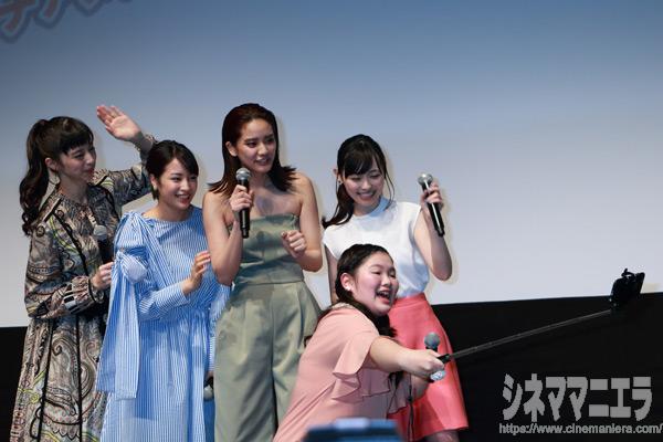 富田望生が自撮り棒で広瀬すず、中条あやみ、山崎紘菜、福原遥を撮影中