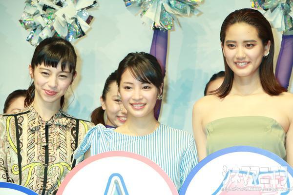 左から中条あやみ、広瀬すず、山崎紘菜、映画『チア☆ダン』完成披露試写会にて