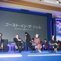 映画『ゴースト・イン・ザ・シェル』来日記者会見での着席ショット