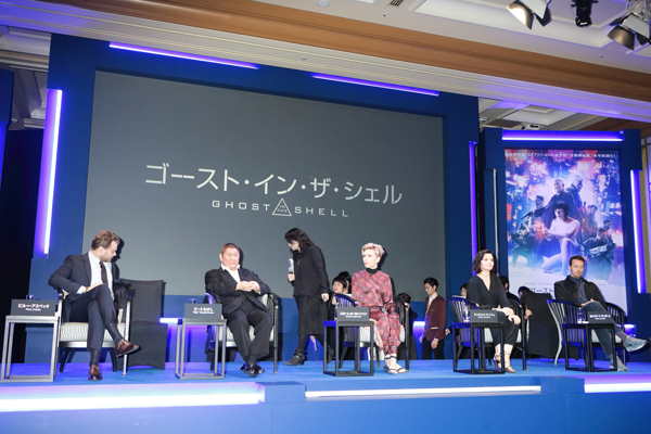 映画『ゴースト・イン・ザ・シェル』来日記者会見での着席ショット