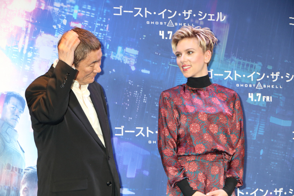 スカヨハと2人きりになり、照れる姿が