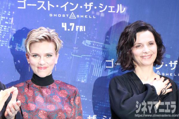 会見後に充実の表情を見せるスカーレット・ヨハンソンとジュリエット・ビノッシュ
