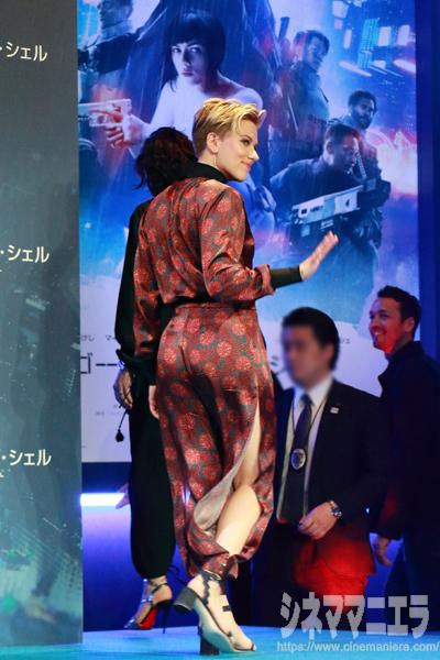 スカーレット・ヨハンソン、スリット入りオールインワンから美脚が！