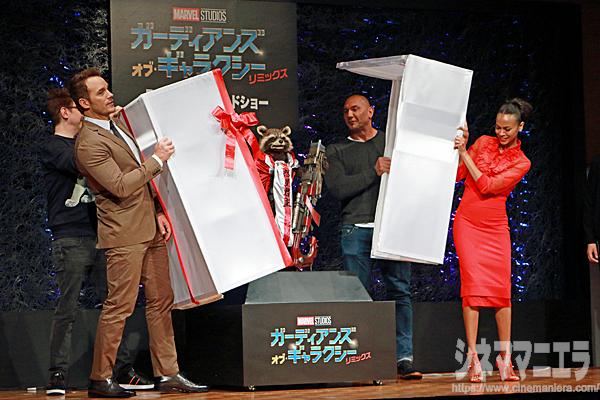 プレゼントボックスを開けるご一行