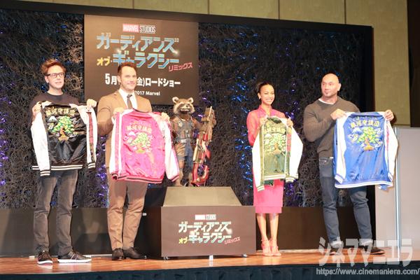 特製スカジャンを手にした（左から）ガン監督、クリス、ゾーイ、デイヴ