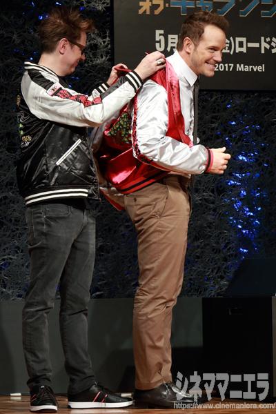 クリス・プラット、ガン監督にスカジャンを着せてもらう（２）