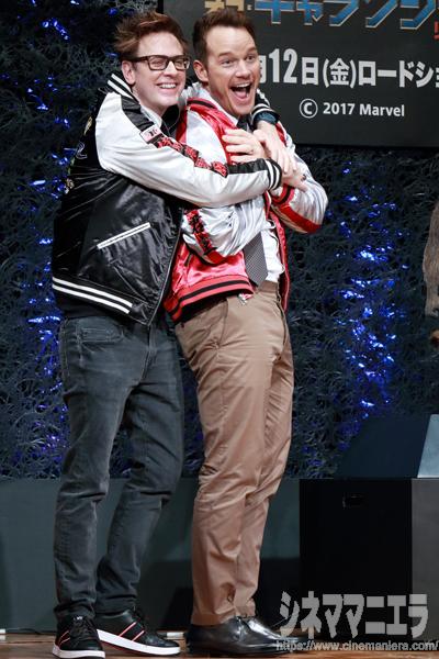 クリス・プラット、ガン監督を相手に悪ノリで盛り上げるサービスぶり！