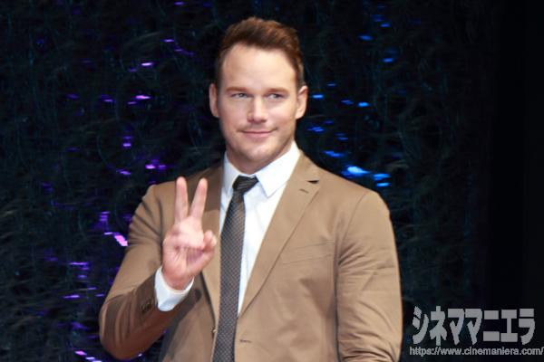 ラッキー！とピースするクリス・プラット