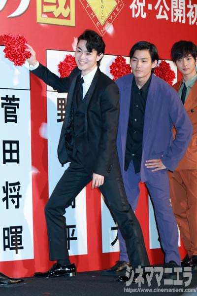 菅田将暉、選挙を模して、当確ボードに花を！