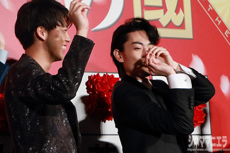 菅田将暉、両手でハート?!