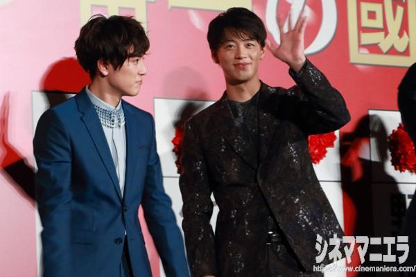 ファンの声援に手を振る竹内涼真、目ヂカラで声援にこたえる間宮祥太朗