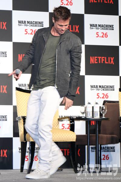 ブラピ、ステージに登場するも行き過ぎに気づいた瞬間