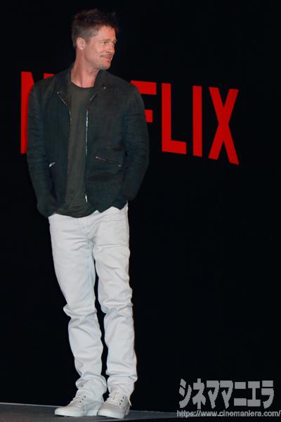 Netflixロゴ前に佇むブラピ