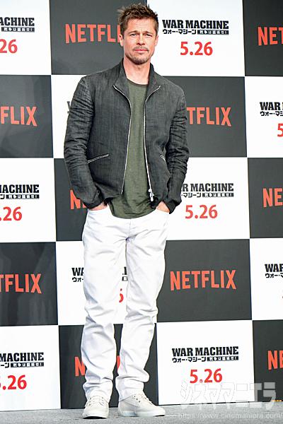 ブラピの服装はグレージャケット×カーキ（シャツのパイピングがグレー）色のトップスに、ホワイトデニム。