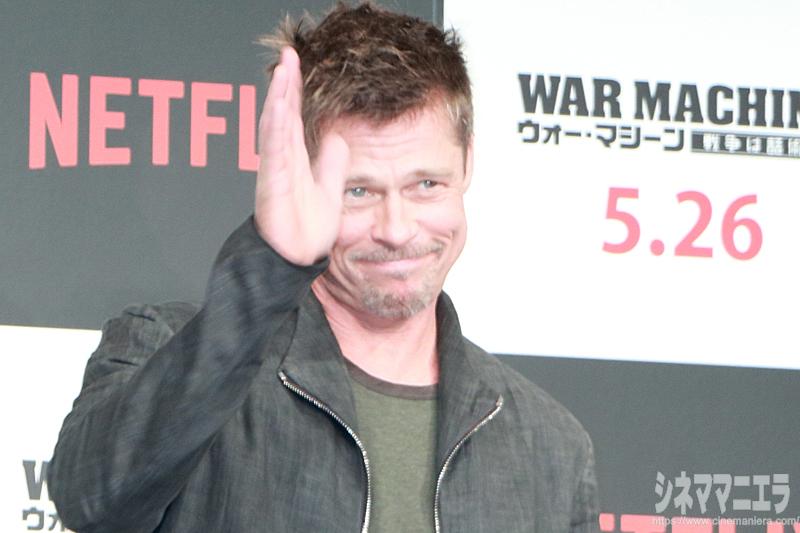 ブラピはさりげないポーズもかっこいい！