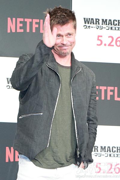 ブラピ「手を振って！」とのリクエストに応える