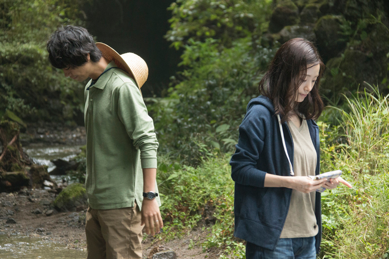 ホタルに夢中になる木下紗和(上戸彩)と北野裕一郎(斎藤工)、映画『昼顔』より