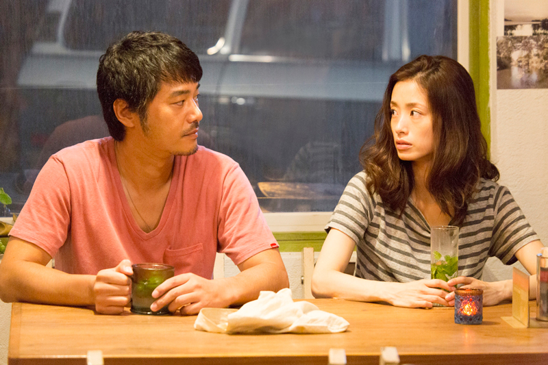 杉崎(平山浩行)と紗和(上戸彩)、映画『昼顔』より