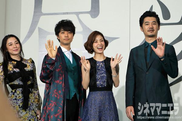 ファン用の撮影タイムに満面の笑み