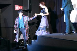 斎藤工、完成披露試写会でも上戸彩をエスコートする