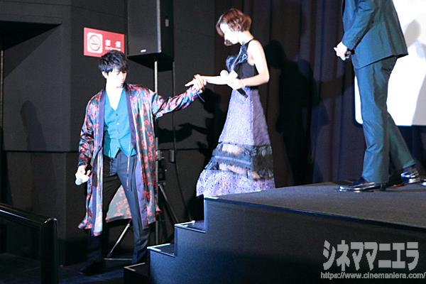 斎藤工、完成披露試写会でも上戸彩をエスコートする