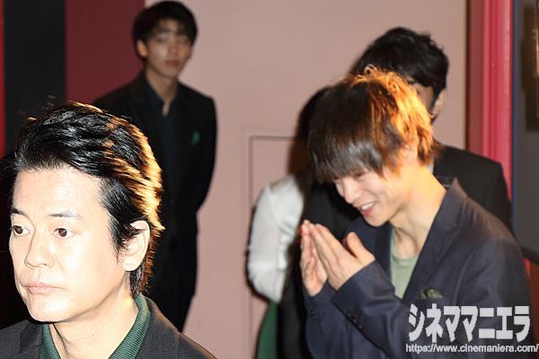 笑いが止まらない窪田正孝、映画『ラストコップ　THE MOVIE』初日フォトセッション前のオフショット