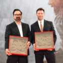 左からジェームズ・マンゴールド監督、ヒュー・ジャックマン、映画『LOGAN/ローガン』ジャパンプレミアにて手形作成