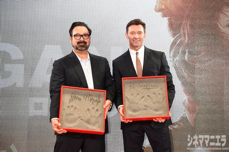 左からジェームズ・マンゴールド監督、ヒュー・ジャックマン、映画『LOGAN／ローガン』ジャパンプレミアにて手形作成