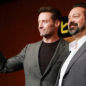 Vサインするヒュー・ジャックマン、映画『LOGAN/ローガン』来日会見にて