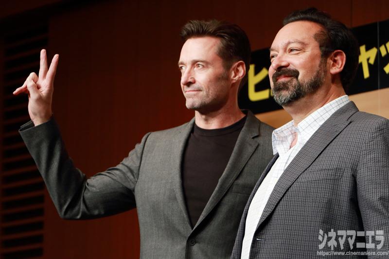 Vサインするヒュー・ジャックマン、映画『LOGAN／ローガン』来日会見にて