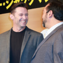 談笑するヒューと監督、映画『LOGAN/ローガン』来日会見にて