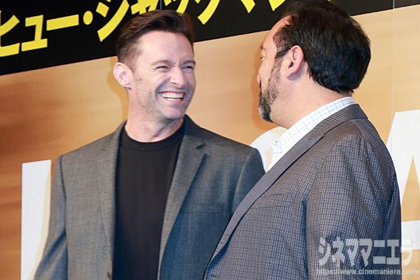 談笑するヒューと監督、映画『LOGAN／ローガン』来日会見にて